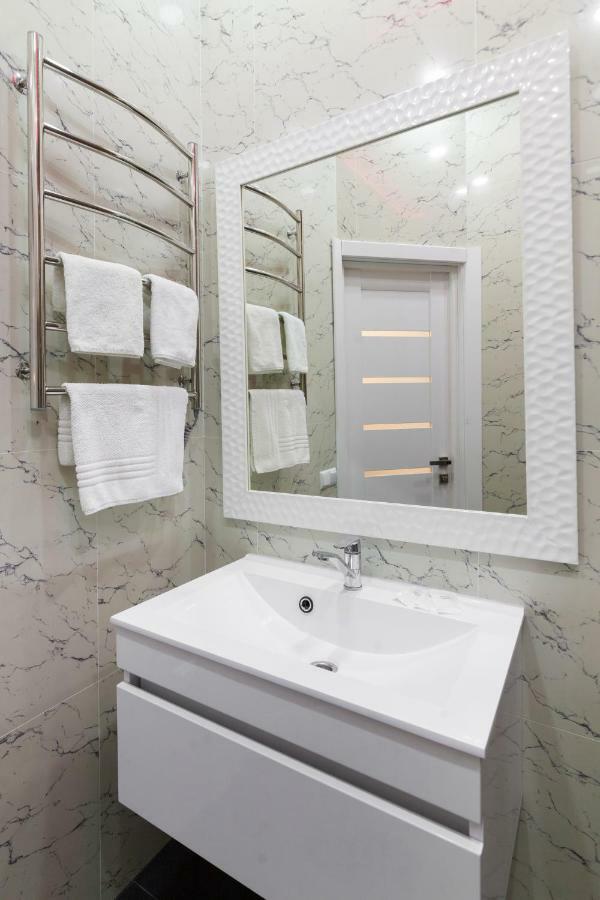 Leogrand One-Bedroom Apartments On Tugan-Baranovskogo 24 Lviv Extérieur photo